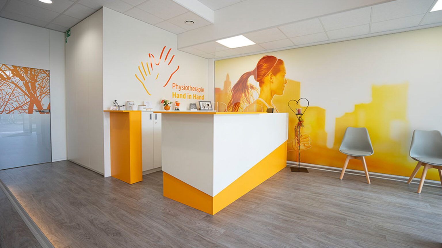 Empfangsbereich einer Physiotherapiepraxis mit einladender Atmosphäre und warmen Farben.