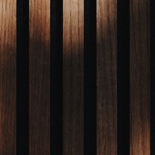 Detailaufnahme einer Holzlamellenwand.